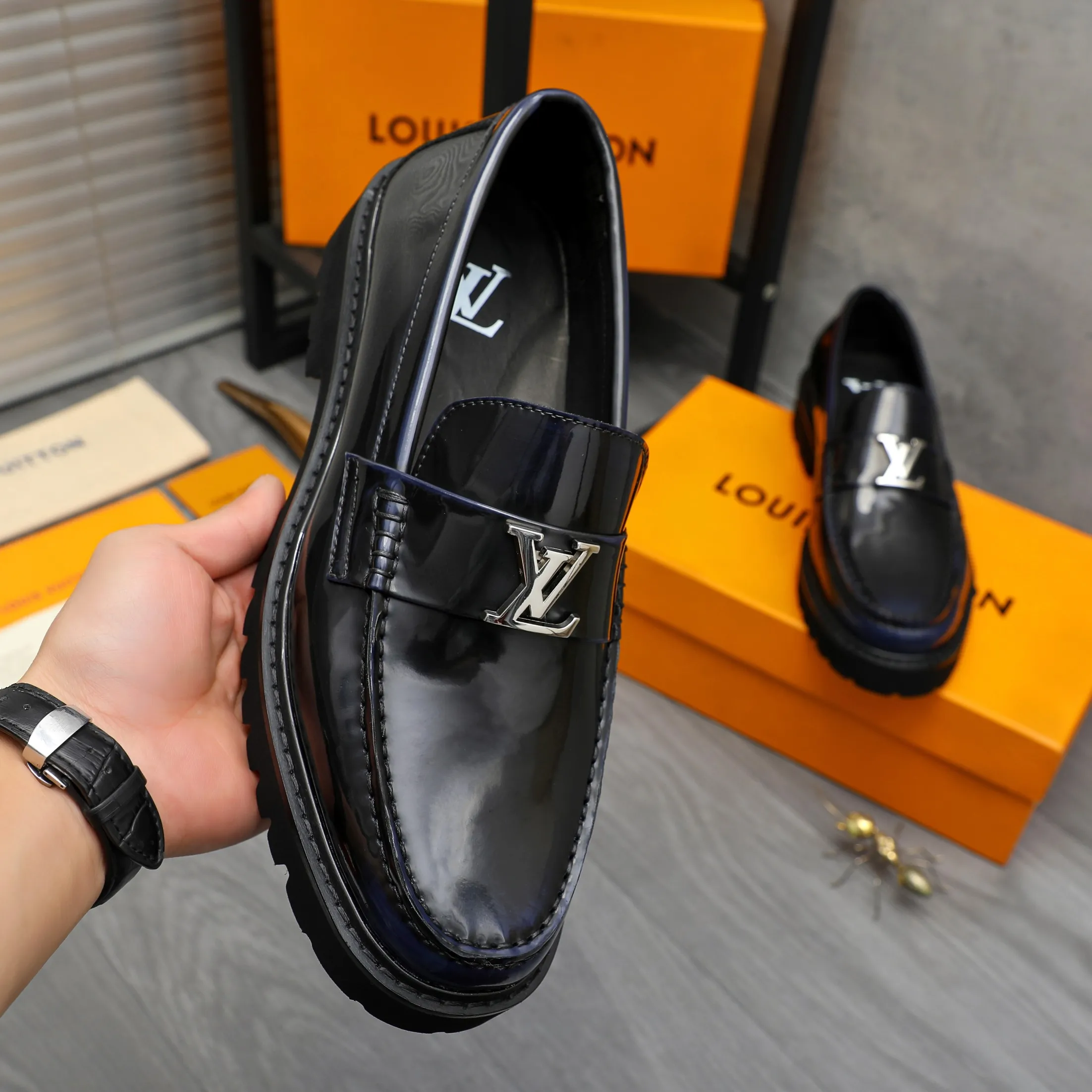 Men's shoes 💰p480 Product trademark: LV (Louis Vuitton) business slip-on leather shoes Regular size: 38-45 (45 is custom-made and non-returnable) Product materials: Selected high-quality color-brushed cowhide upper, cowhide lining, original rubber outsole